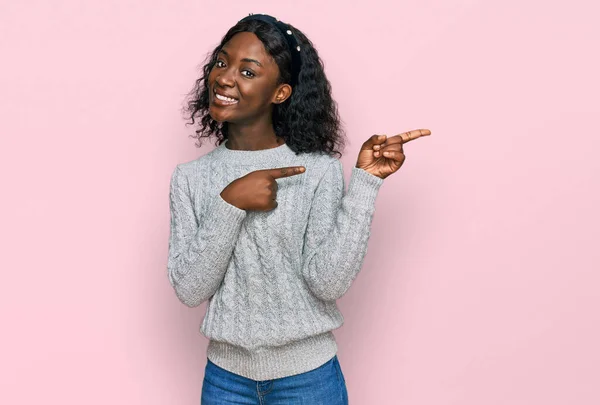 Schöne Afrikanische Junge Frau Lässigem Winterpullover Lächelt Und Schaut Die — Stockfoto