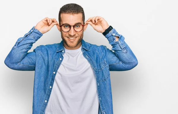 Giovane Uomo Caucasico Indossa Abiti Casual Sorridente Tirando Orecchie Con — Foto Stock