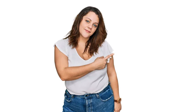 Jovem Size Mulher Vestindo Casual Shirt Branca Apontando Com Dedo — Fotografia de Stock
