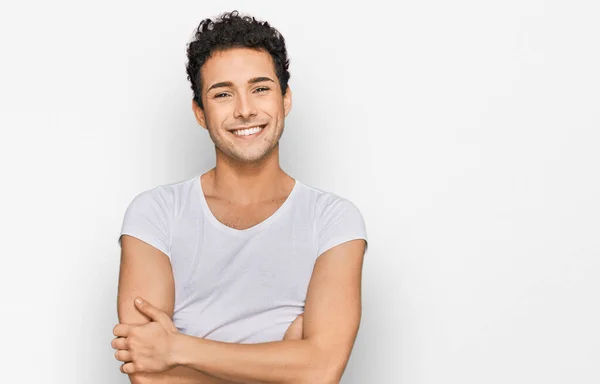 Joven Hombre Guapo Con Camiseta Blanca Casual Cara Feliz Sonriendo —  Fotos de Stock