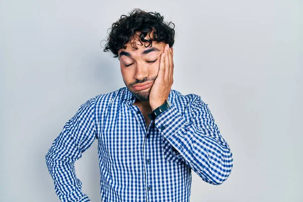 Молодий Іспаномовний Чоловік Повсякденному Одязі Думає Виглядає Втомленим Нудним Проблемами — стокове фото