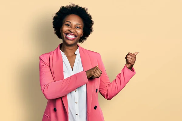 Afroamerikanerin Mit Afro Haaren Business Jacke Die Nach Hinten Zeigt — Stockfoto