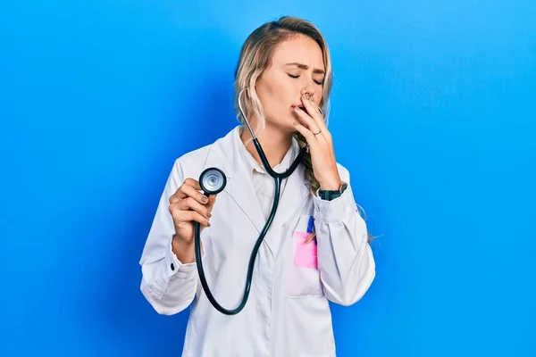 Krásná Mladá Blonďatá Doktorka Držící Stetoskop Znuděná Zívnutím Unavená Zakrývající — Stock fotografie