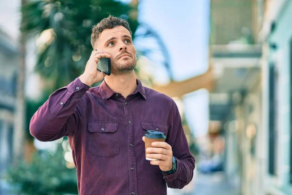 Joven Hispano Con Expresión Serioys Hablando Smartphone Tomando Café Ciudad — Foto de Stock