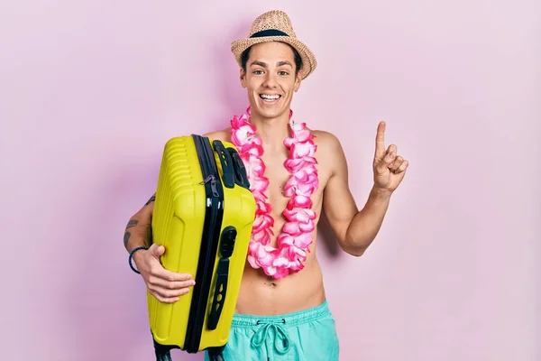 Joven Hombre Hispano Con Sombrero Verano Bolsa Cabina Sonriendo Con — Foto de Stock