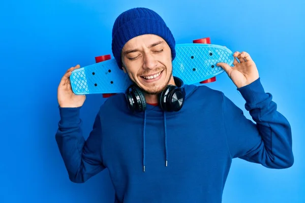 Hispanic Young Man Holding Skate Smiling Laughing Hard Out Loud — Stock Photo, Image