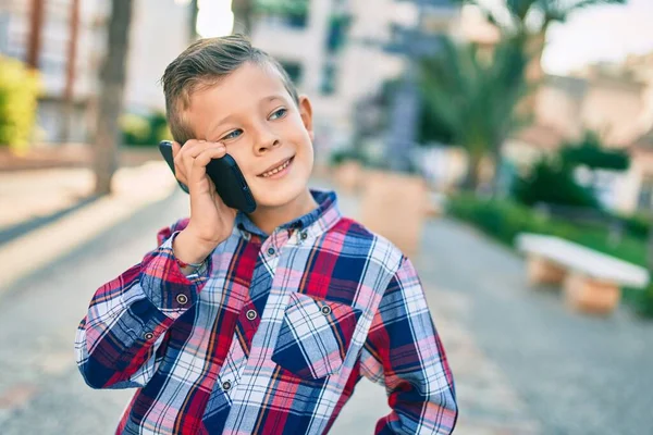 Rozkošný Kavkazský Chlapec Usmívá Šťastný Mluvení Smartphone Městě — Stock fotografie