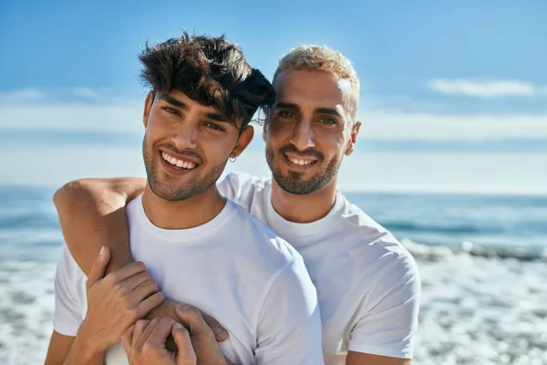 Joven Pareja Gay Sonriendo Feliz Abrazando Playa —  Fotos de Stock