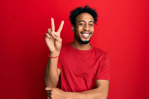 Jovem Afro Americano Com Barba Vestindo Camiseta Vermelha Casual Sorrindo — Fotografia de Stock