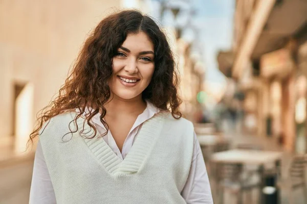 Joven Mujer Hispana Sonriendo Feliz Pie Ciudad — Foto de Stock