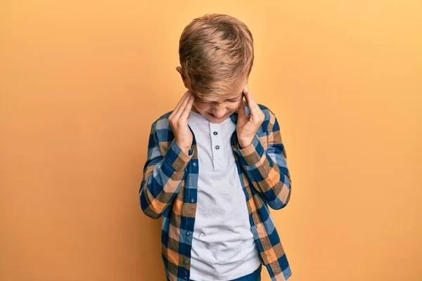 Liten Kaukasiska Pojke Unge Bär Casual Kläder Lider Huvudvärk Desperat — Stockfoto