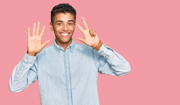 年轻英俊的非洲裔美国男子 身穿休闲装 手指指向八号 面带微笑 自信而快乐 — 图库照片
