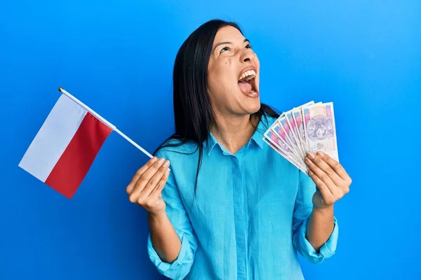 Mujer Latina Joven Sosteniendo Bandera Polonia Billetes Zloty Enojado Loco —  Fotos de Stock