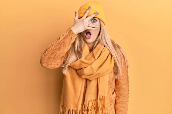 Young Caucasian Woman Wearing Wool Winter Sweater Cap Peeking Shock — Stock Photo, Image