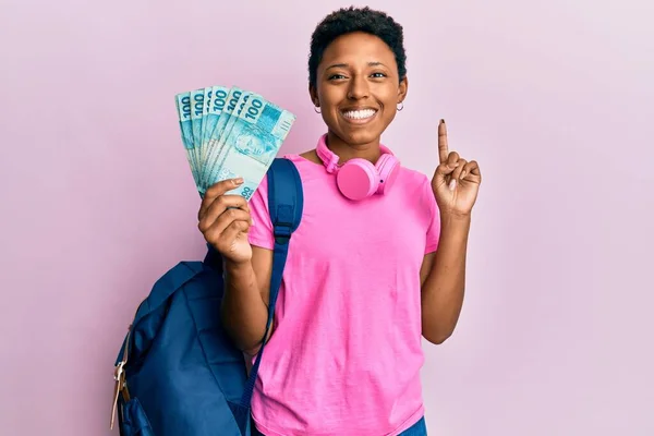 Mladá Africká Americká Dívka Studentským Batohem Drží Brazilské Pravé Bankovky — Stock fotografie