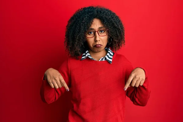 Mooie Afrikaans Amerikaanse Vrouw Met Afro Haar Draagt Trui Bril — Stockfoto