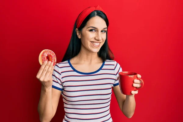 Молода Іспаномовна Жінка Їсть Пончик Каву Посміхаючись Щасливою Прохолодною Посмішкою — стокове фото