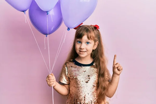Маленька Біла Дівчинка Тримає Повітряні Кулі Посміхаючись Ідеєю Або Питанням — стокове фото