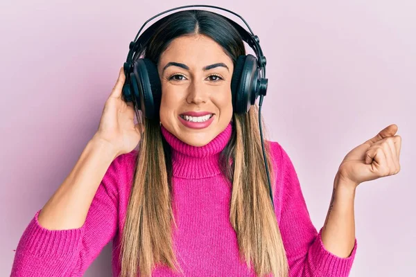 Young Hispanic Woman Listening Music Using Headphones Screaming Proud Celebrating — Stock Photo, Image