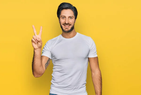 Joven Hombre Hispano Con Camiseta Blanca Casual Mostrando Señalando Con — Foto de Stock