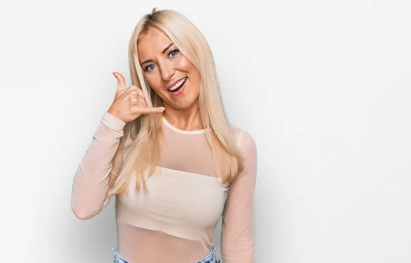 Ung Blond Kvinna Klädd Avslappnade Kläder Leende Gör Telefon Gest — Stockfoto