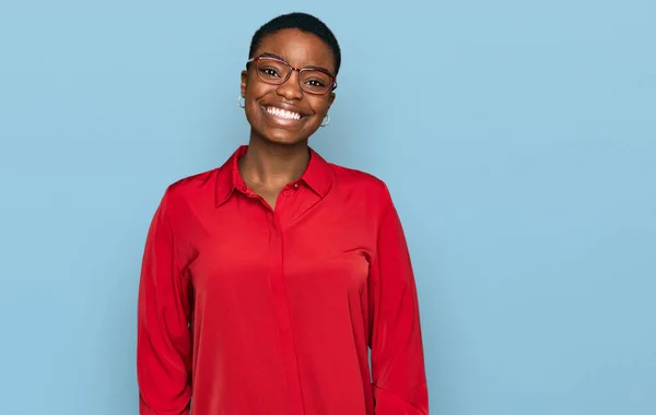 Fiatal Afro Amerikai Alkalmi Ruhát Szemüveget Visel Pozitív Boldog Álló — Stock Fotó