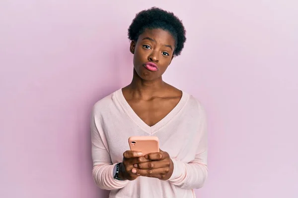 Jong Afrikaans Amerikaans Meisje Met Behulp Van Smartphone Kijken Naar — Stockfoto