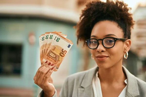 Giovane Imprenditrice Afroamericana Che Detiene Banconote Euro Città — Foto Stock