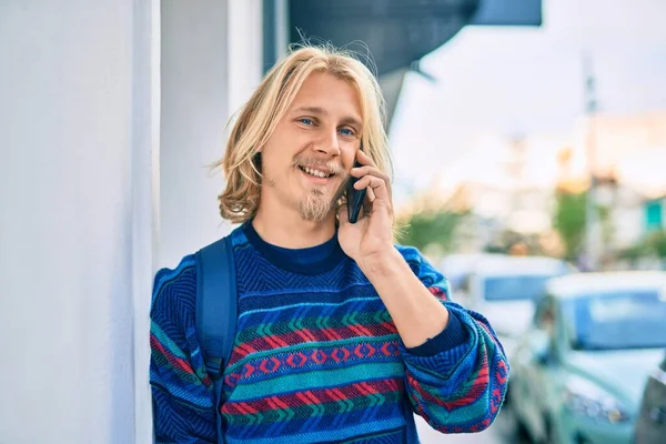 Giovane Studente Scandinavo Uomo Sorridente Felice Parlando Sullo Smartphone Città — Foto Stock