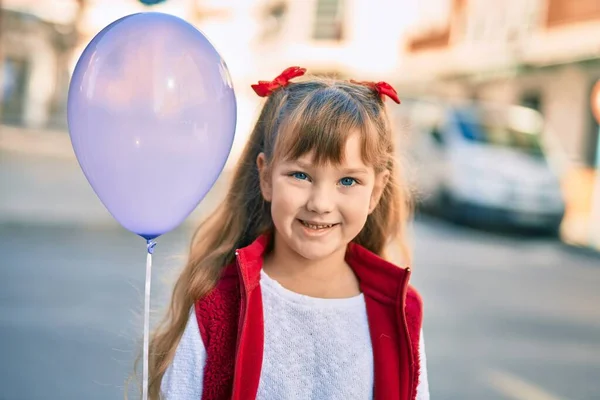 Adorable Niña Caucásica Sonriendo Feliz Jugando Con Balón Ciudad — Foto de Stock