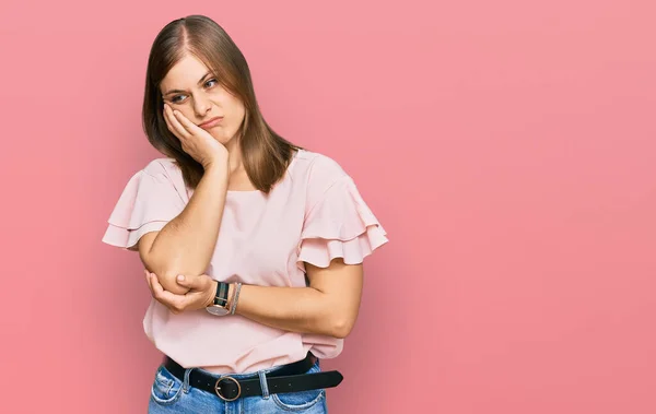 Schöne Kaukasische Frau Lässiger Kleidung Denkt Müde Und Gelangweilt Mit — Stockfoto