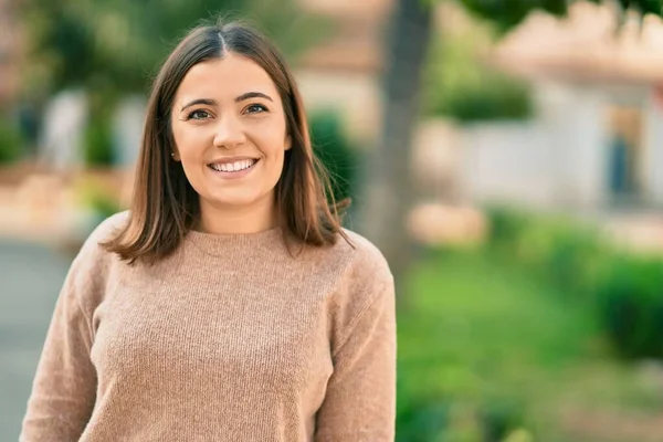 Junge Hispanische Frau Lächelt Glücklich Der Stadt — Stockfoto