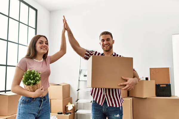 Joven Pareja Caucásica Sonriendo Feliz Celebrando Nuevo Hogar —  Fotos de Stock