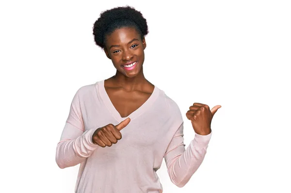 Gündelik Giysiler Giymiş Genç Afro Amerikalı Kız Arka Tarafı Işaret — Stok fotoğraf