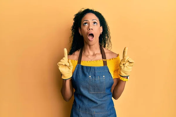 Mujer Afroamericana Mediana Edad Con Delantal Profesional Asombrada Sorprendida Mirando —  Fotos de Stock