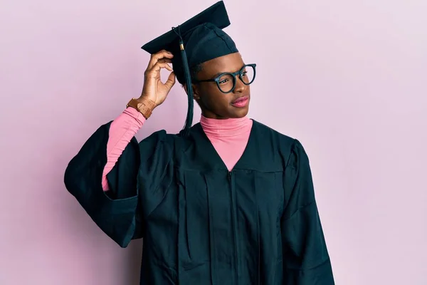 졸업식 모자를 예복을 아프리카 미국인 소녀는 혼란스럽고 의문을 확실하지 머리에 — 스톡 사진
