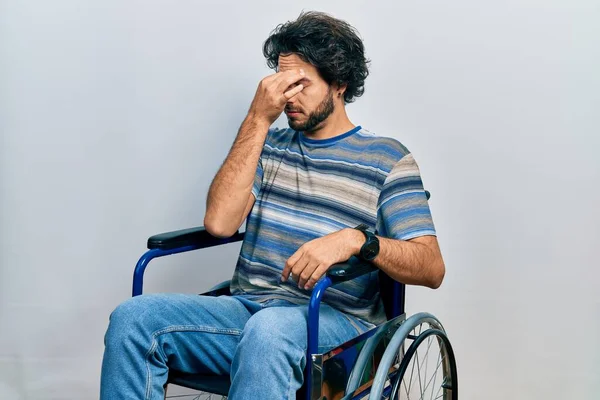 Tekerlekli Sandalyede Oturan Yakışıklı Spanyol Burnu Gözleri Ovuşturmaktan Yorgun Yorgunluk — Stok fotoğraf