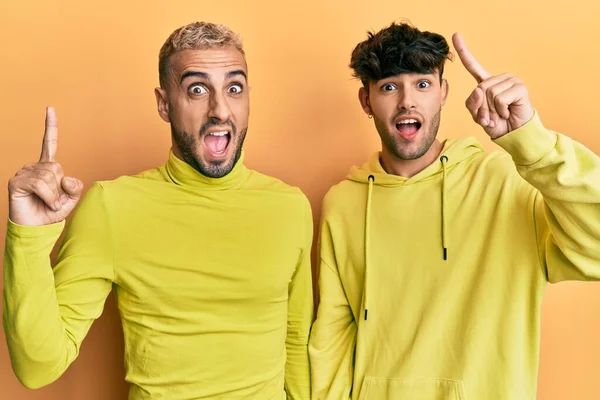 Pareja Gay Homosexual Pie Juntos Usando Ropa Amarilla Señalando Con —  Fotos de Stock