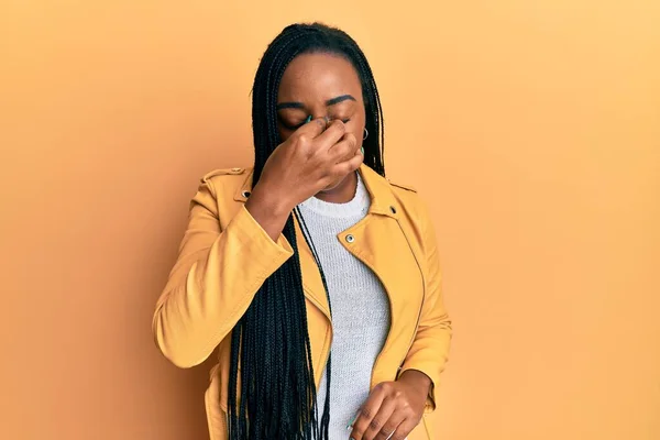 Jovem Afro Americana Vestindo Jaqueta Casual Cansada Esfregando Nariz Olhos — Fotografia de Stock