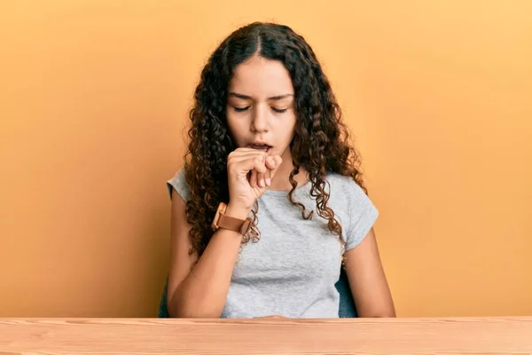 Tiener Latijns Amerikaans Meisje Draagt Casual Kleding Zitten Tafel Zich — Stockfoto