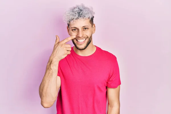 Jonge Spaanse Man Met Modern Geverfd Haar Casual Roze Shirt — Stockfoto