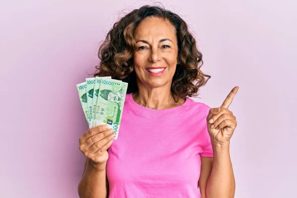 Middle Age Hispanic Woman Holding 10000 South Korean Won Banknotes — Stock Photo, Image