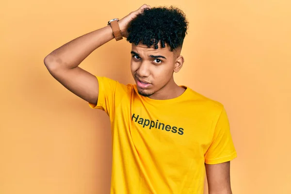 Jovem Afro Americano Vestindo Shirt Com Mensagem Palavra Felicidade Confundir — Fotografia de Stock