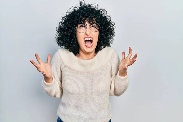 Jeune Femme Moyen Orient Portant Shirt Blanc Décontracté Fou Fou — Photo