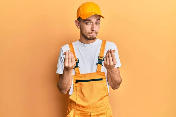 Hispanic Ung Man Bär Hantverkare Uniform Gör Pengar Gest Med — Stockfoto
