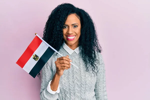 Středověká Africká Americká Žena Držící Egyptskou Vlajku Vypadá Pozitivně Šťastně — Stock fotografie