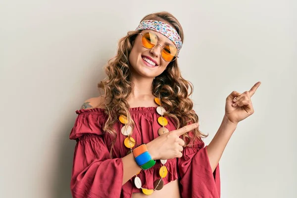 Chica Rubia Joven Vistiendo Estilo Bohemio Hippie Sonriendo Mirando Cámara — Foto de Stock