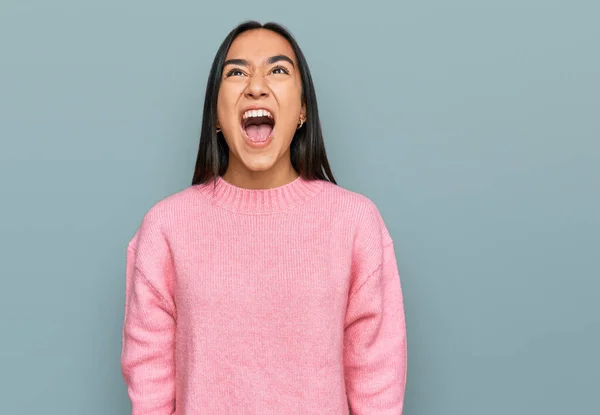 Jovem Mulher Asiática Vestindo Camisola Inverno Casual Irritado Louco Gritando — Fotografia de Stock