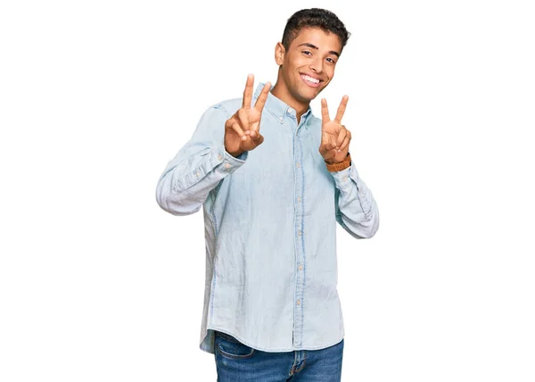 Jovem Afro Americano Bonito Vestindo Roupas Casuais Sorrindo Olhando Para — Fotografia de Stock