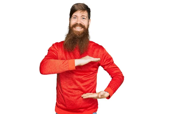 Redhead Man Med Långt Skägg Bär Casual Kläder Gest Med — Stockfoto